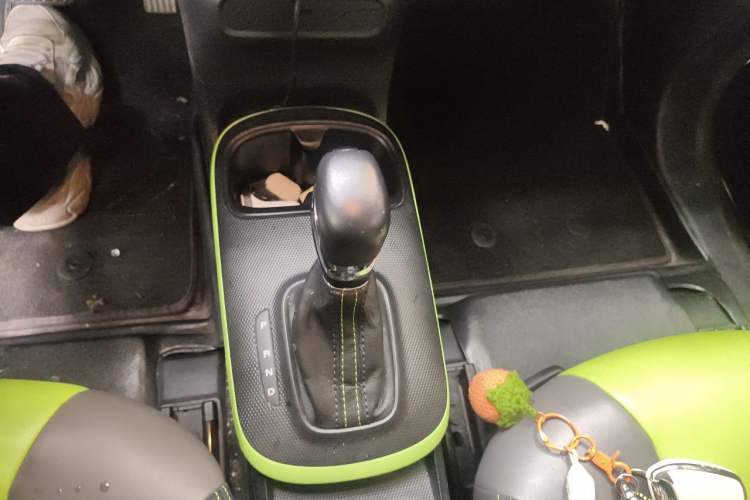 Used Roewe Clever 2021 302 km New Four-Seater Super-Efficient Version Gear Lever