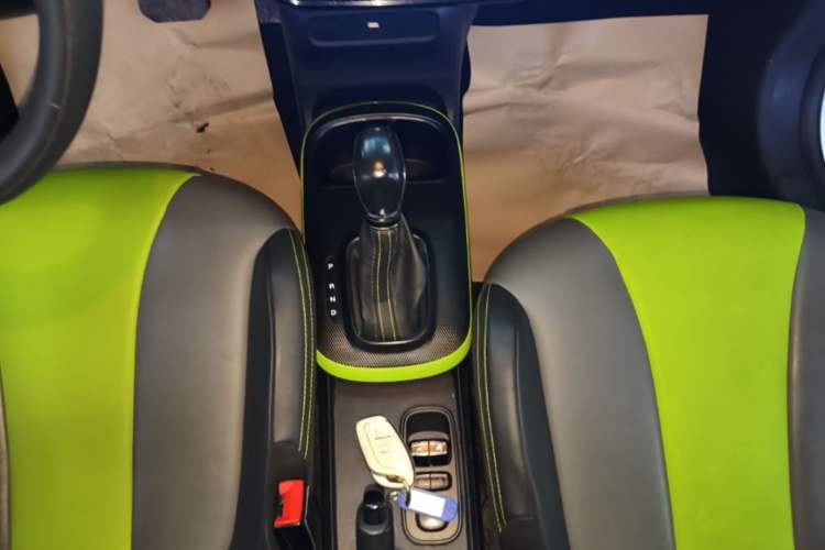 Used Roewe Clever 2021 302 km New Four-Seater Super-Efficient Version Gear Lever