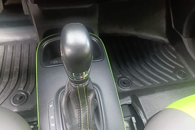 Used Roewe Clever 2021 302 km New Four-Seater Super-Efficient Version Gear Lever