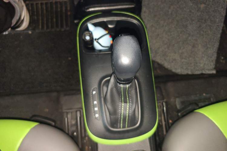 Used Roewe Clever 2021 302 km New Four-Seater Super-Efficient Version Gear Lever