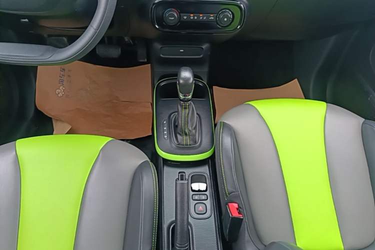 Used Roewe Clever 2021 302 km New Four-Seater Super-Efficient Version Gear Lever
