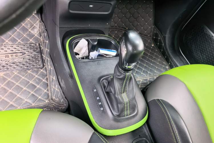 Used Roewe Clever 2021 302 km New Four-Seater Super-Efficient Version Gear Lever