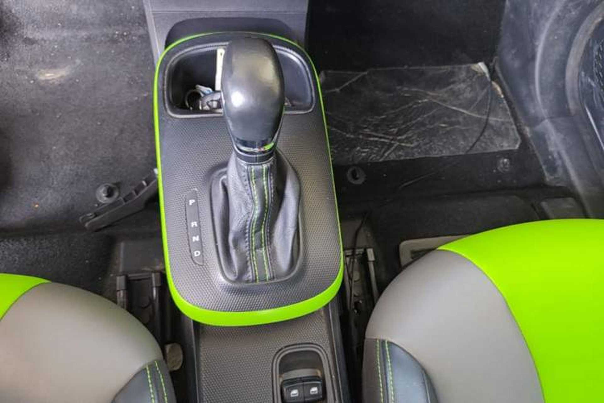Used Roewe Clever 2021 302 km New Four-Seater Super-Efficient Version Gear Lever