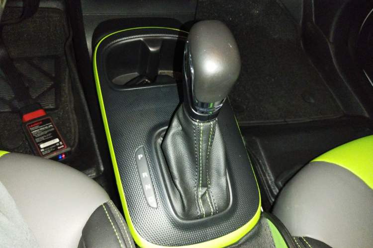 Used Roewe Clever 2021 302 km New Four-Seater Super-Efficient Version Gear Lever
