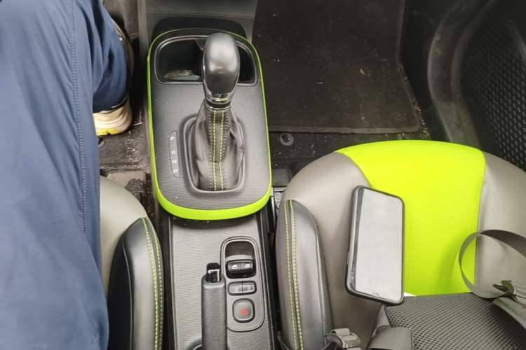 Used Roewe Clever 2021 302 km New Four-Seater Super-Efficient Version Gear Lever