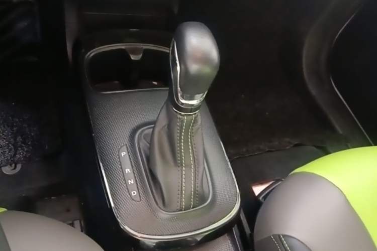 Used Roewe Clever 2021 302 km New Four-Seater Super-Efficient Version Gear Lever
