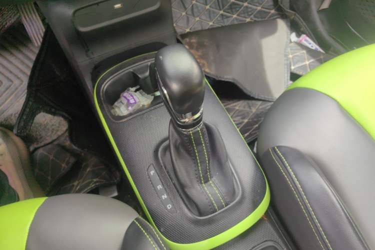 Used Roewe Clever 2021 302 km New Four-Seater Super-Efficient Version Gear Lever
