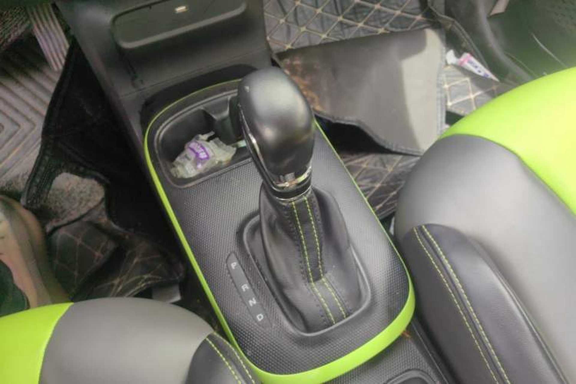 Used Roewe Clever 2021 302 km New Four-Seater Super-Efficient Version Gear Lever