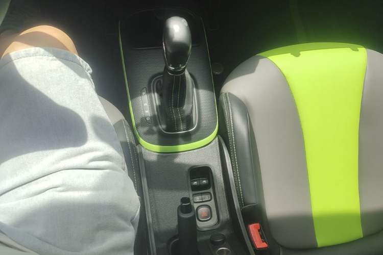 Used Roewe Clever 2021 302 km New Four-Seater Super-Efficient Version Gear Lever