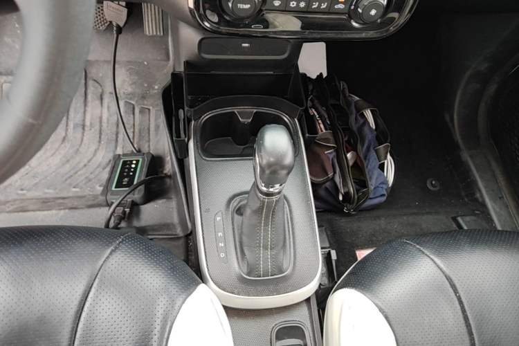 Used Roewe Clever 2021 302 km New Four-Seater Super-Efficient Version Gear Lever