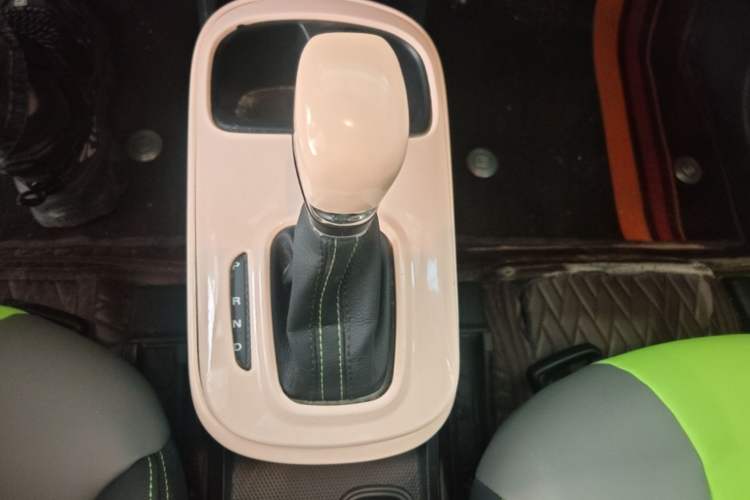 Used Roewe Clever 2021 302 km New Four-Seater Super-Efficient Version Gear Lever