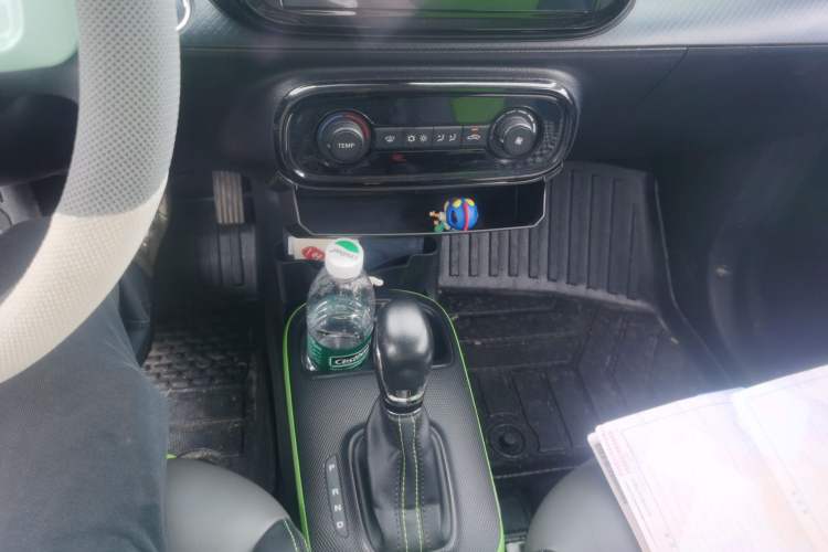 Used Roewe Clever 2021 302 km New Four-Seater Super-Efficient Version Gear Lever