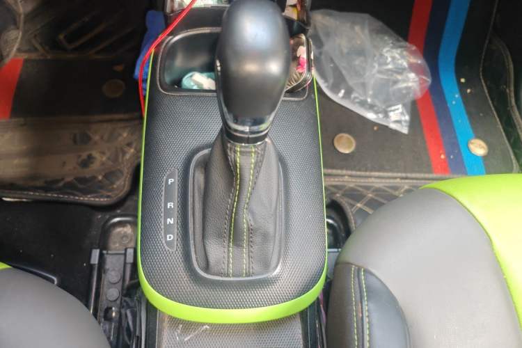Used Roewe Clever 2021 302 km New Four-Seater Super-Efficient Version Gear Lever