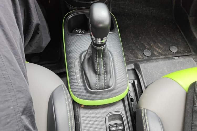 Used Roewe Clever 2021 302 km New Four-Seater Super-Efficient Version Gear Lever