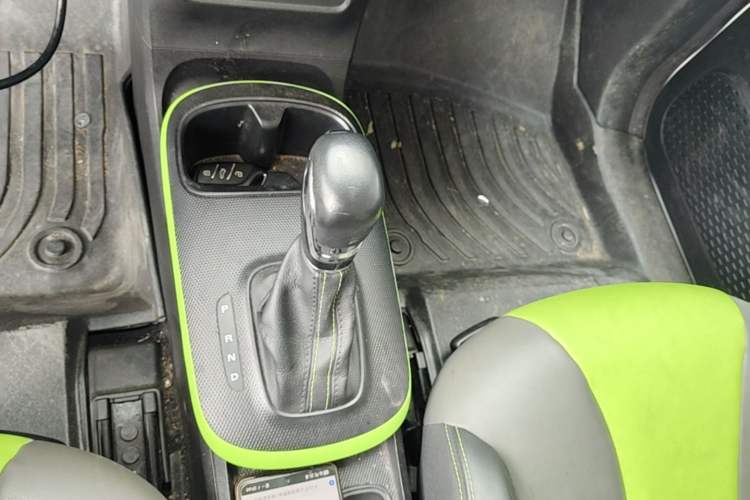Used Roewe Clever 2021 302 km New Four-Seater Super-Efficient Version Gear Lever