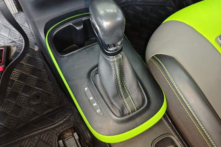 Used Roewe Clever 2021 302 km New Four-Seater Super-Efficient Version Gear Lever