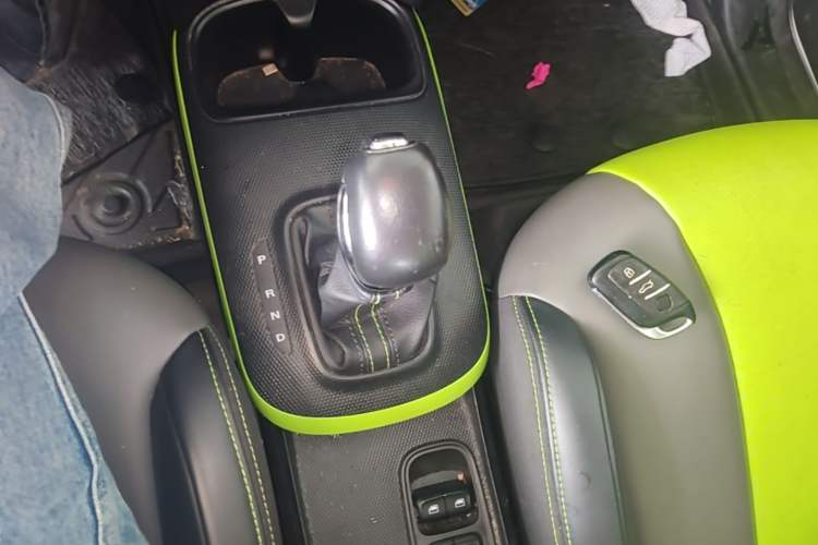 Used Roewe Clever 2021 302 km New Four-Seater Super-Efficient Version Gear Lever
