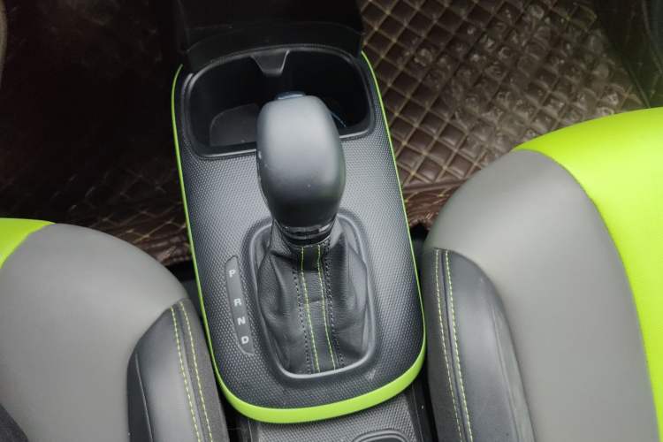 Used Roewe Clever 2021 302 km New Four-Seater Super-Efficient Version Gear Lever