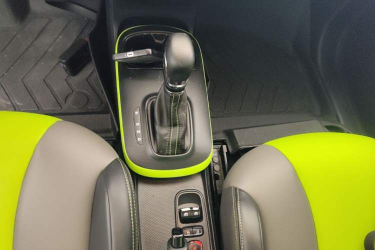 Used Roewe Clever 2021 302 km New Four-Seater Super-Efficient Version Gear Lever