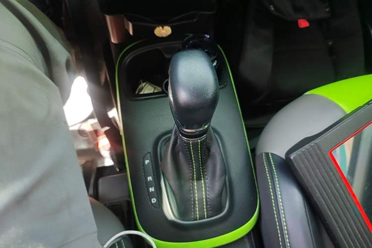 Used Roewe Clever 2021 302 km New Four-Seater Super-Efficient Version Gear Lever