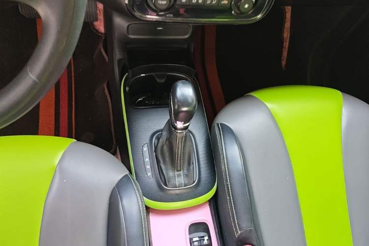 Used Roewe Clever 2021 302 km New Four-Seater Super-Efficient Version Gear Lever