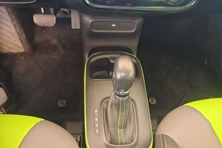 Used Roewe Clever 2021 302 km New Four-Seater Super-Efficient Version Gear Lever
