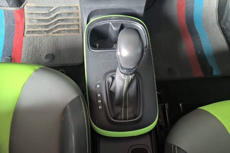 Used Roewe Clever 2021 302 km New Four-Seater Super-Efficient Version Gear Lever
