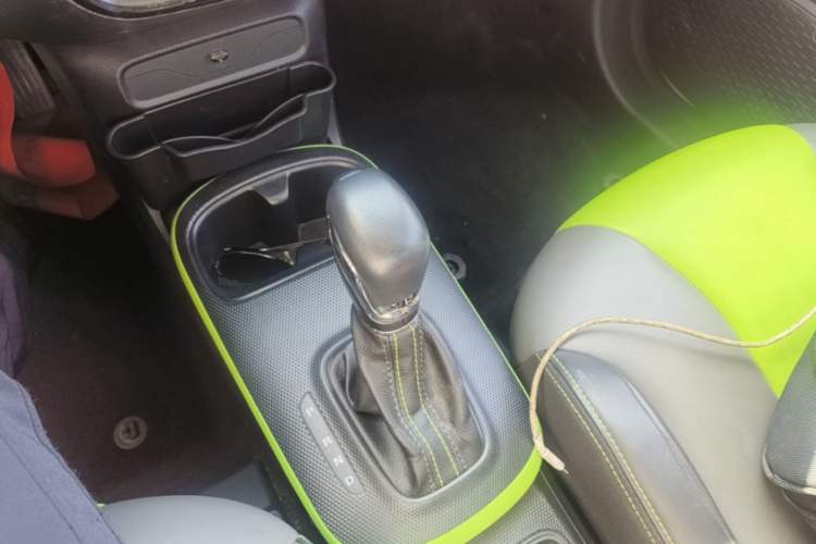Used Roewe Clever 2021 302 km New Four-Seater Super-Efficient Version Gear Lever