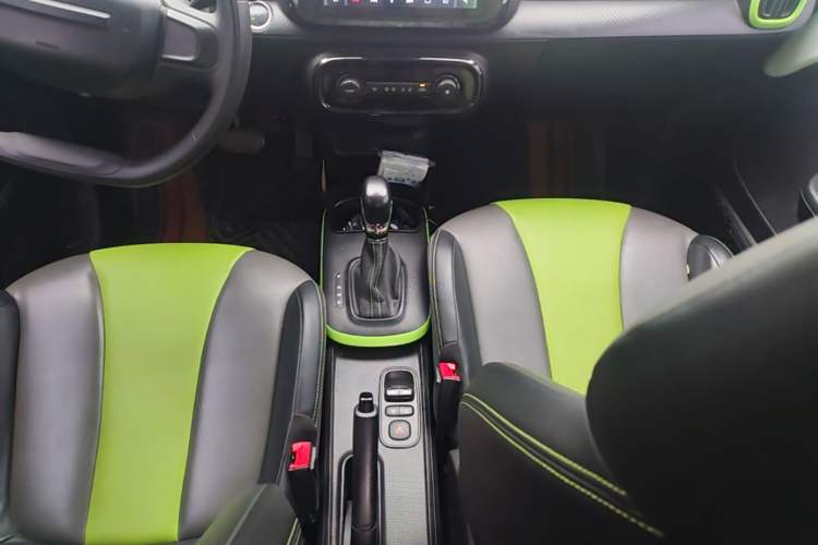 Used Roewe Clever 2021 302 km New Four-Seater Super-Efficient Version Gear Lever
