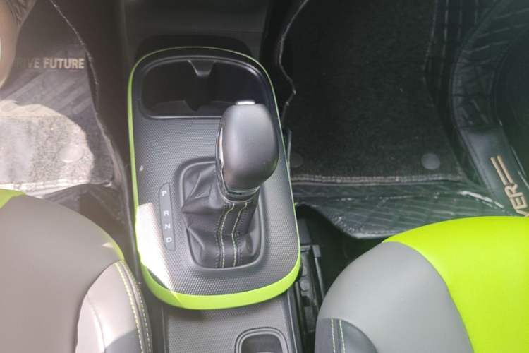 Used Roewe Clever 2021 302 km New Four-Seater Super-Efficient Version Gear Lever