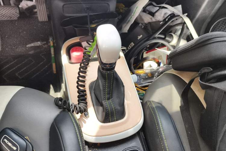 Used Roewe Clever 2021 302 km New Four-Seater Super-Efficient Version Gear Lever