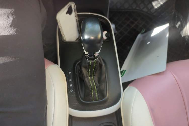 Used Roewe Clever 2021 302 km New Four-Seater Super-Efficient Version Gear Lever
