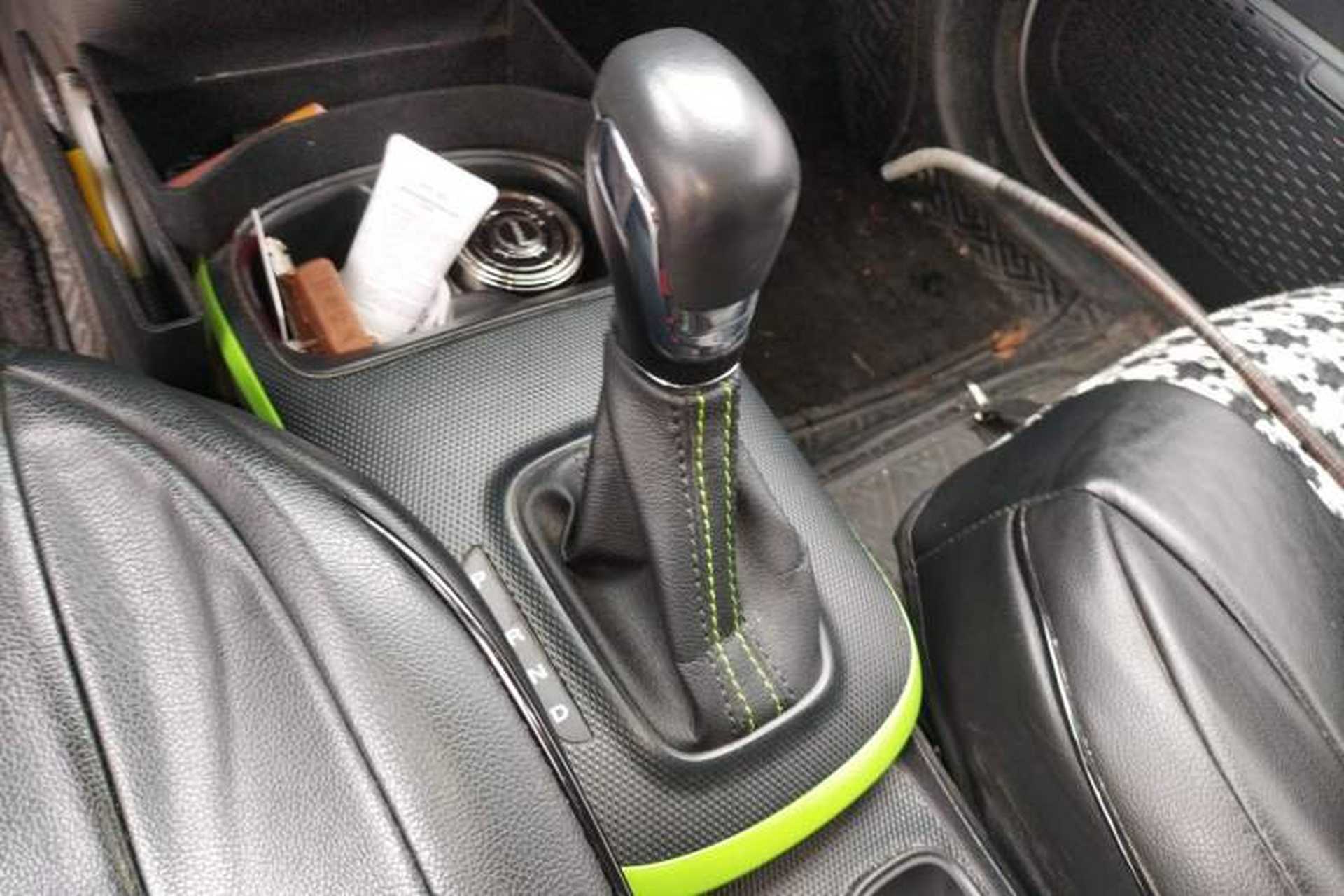 Used Roewe Clever 2021 302 km New Four-Seater Super-Efficient Version Gear Lever