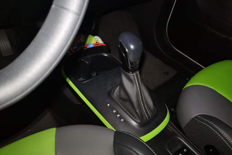 Used Roewe Clever 2021 302 km New Four-Seater Super-Efficient Version Gear Lever