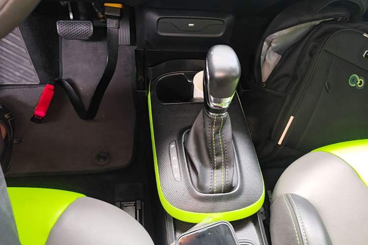 Used Roewe Clever 2021 302 km New Four-Seater Super-Efficient Version Gear Lever