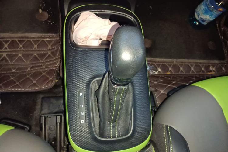 Used Roewe Clever 2021 302 km New Four-Seater Super-Efficient Version Gear Lever