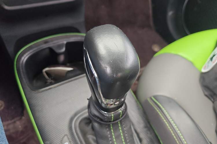 Used Roewe Clever 2021 302 km New Four-Seater Super-Efficient Version Gear Lever