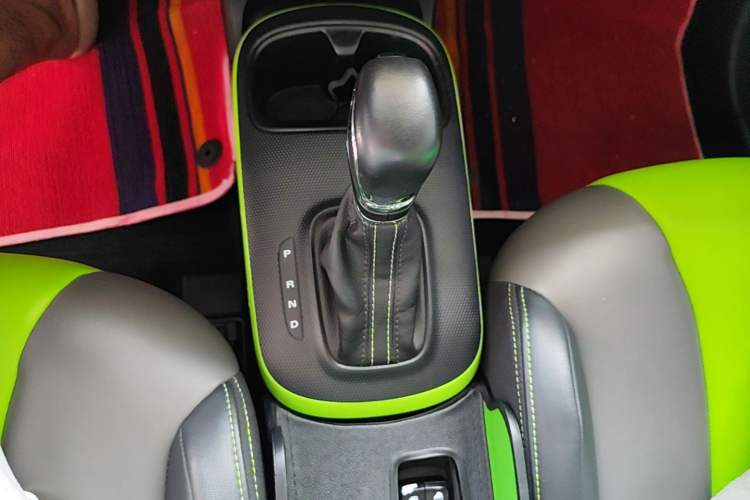 Used Roewe Clever 2021 302 km New Four-Seater Super-Efficient Version Gear Lever