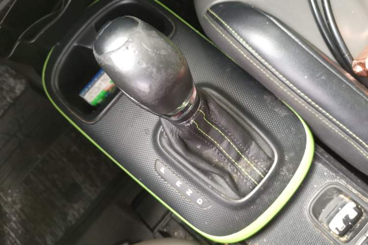 Used Roewe Clever 2021 302 km New Four-Seater Super-Efficient Version Gear Lever