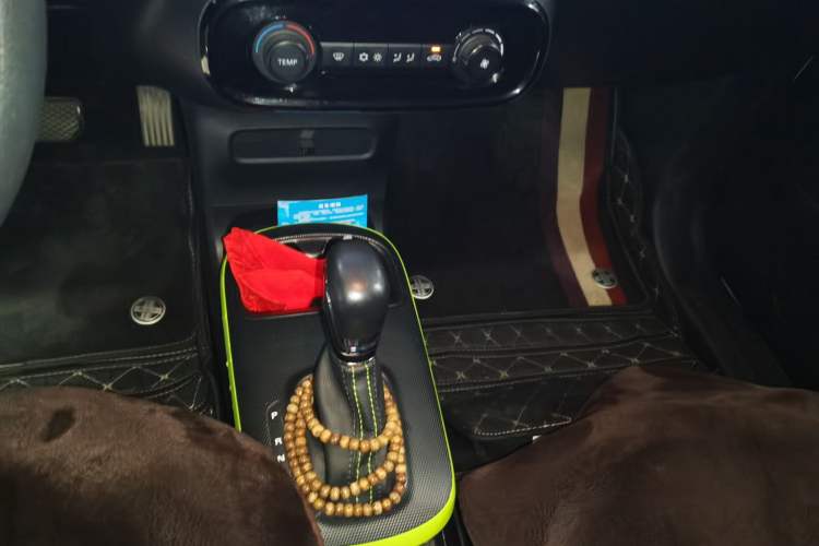 Used Roewe Clever 2021 302 km New Four-Seater Super-Efficient Version Gear Lever