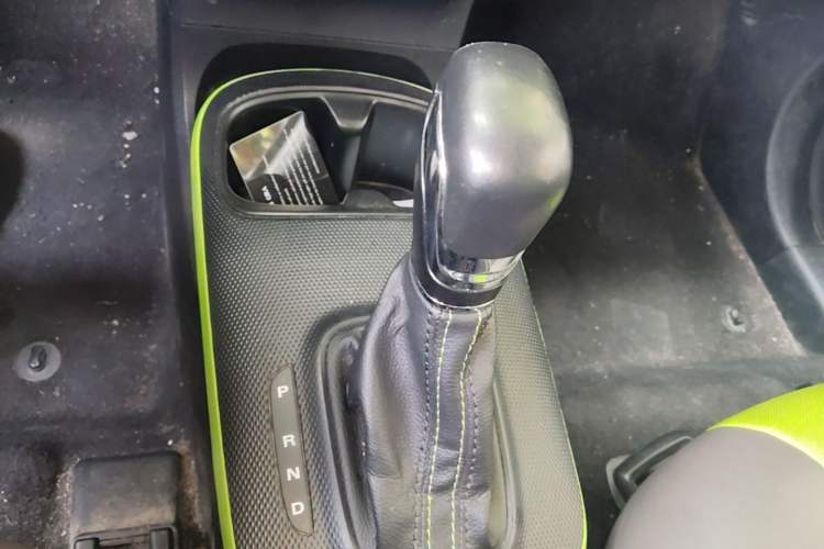 Used Roewe Clever 2021 302 km New Four-Seater Super-Efficient Version Gear Lever