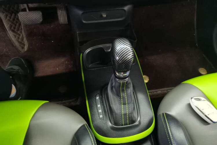 Used Roewe Clever 2021 302 km New Four-Seater Super-Efficient Version Gear Lever