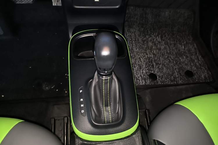 Used Roewe Clever 2021 302 km New Four-Seater Super-Efficient Version Gear Lever