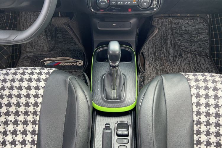 Used Roewe Clever 2021 302 km New Four-Seater Super-Efficient Version Gear Lever