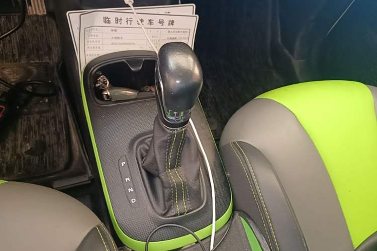 Used Roewe Clever 2021 302 km New Four-Seater Super-Efficient Version Gear Lever