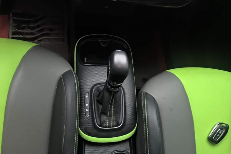 Used Roewe Clever 2021 302 km New Four-Seater Super-Efficient Version Gear Lever