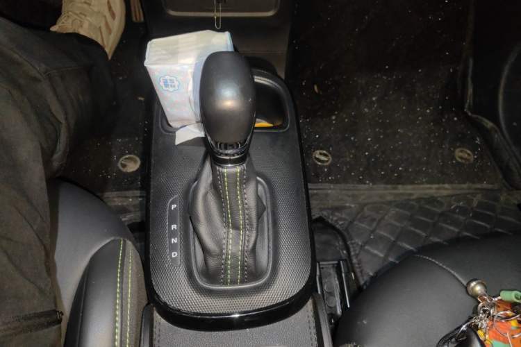 Used Roewe Clever 2021 302 km New Four-Seater Super-Efficient Version Gear Lever