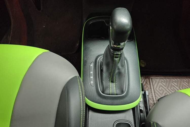 Used Roewe Clever 2021 302 km New Four-Seater Super-Efficient Version Gear Lever
