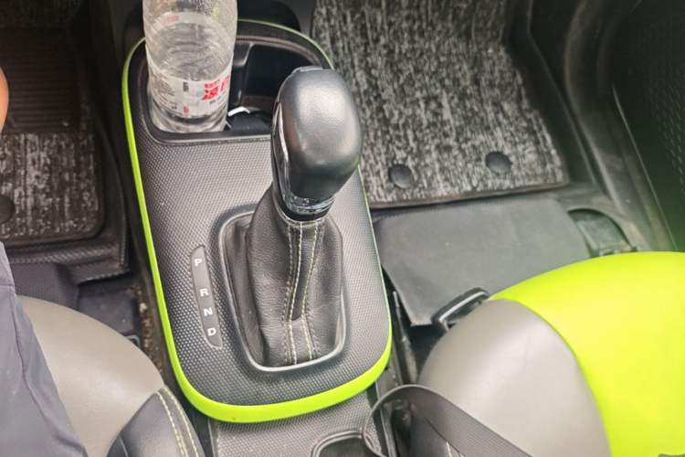 Used Roewe Clever 2021 302 km New Four-Seater Super-Efficient Version Gear Lever