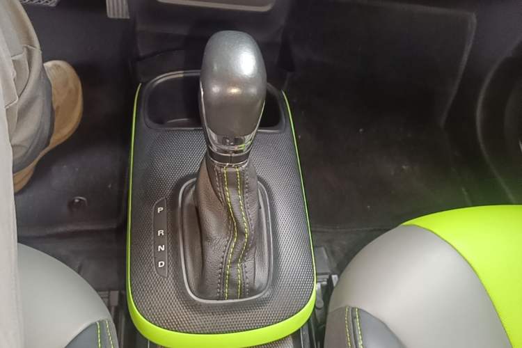 Used Roewe Clever 2021 302 km New Four-Seater Super-Efficient Version Gear Lever